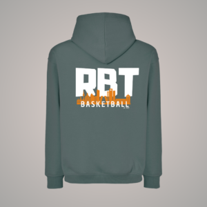 Corte oversize, capucha envolvente identidad streetball